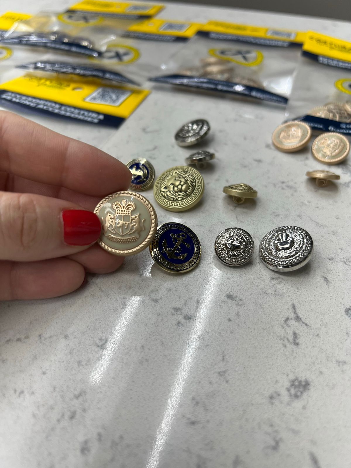 Juego de Botones de metal escudo matte gold / diferentes tamaños cada paquete