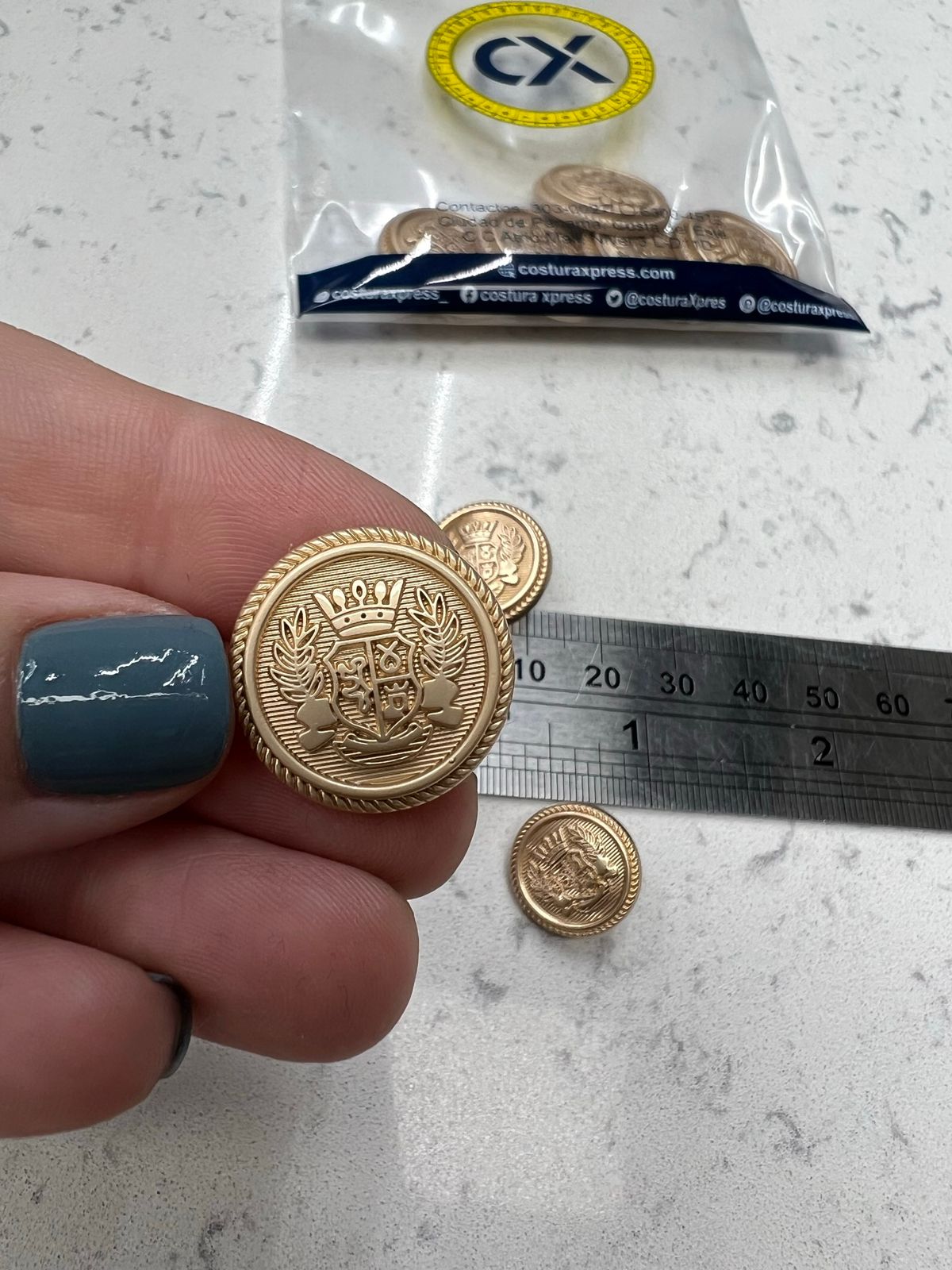 Juego de Botones escudo dorado matte gold tamaños 15mm (10 unid) / 18mm (10 unid) / 20mm (5 unid) / 23mm (5 unid)